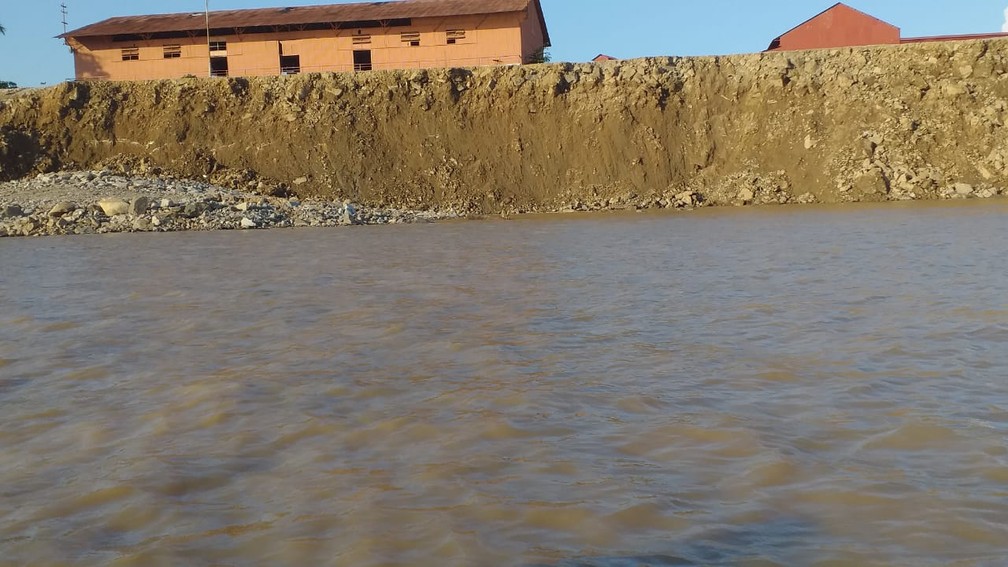 Aterro cedeu em Porto Velho com a baixa do rio — Foto: WhatsApp/Reprodução