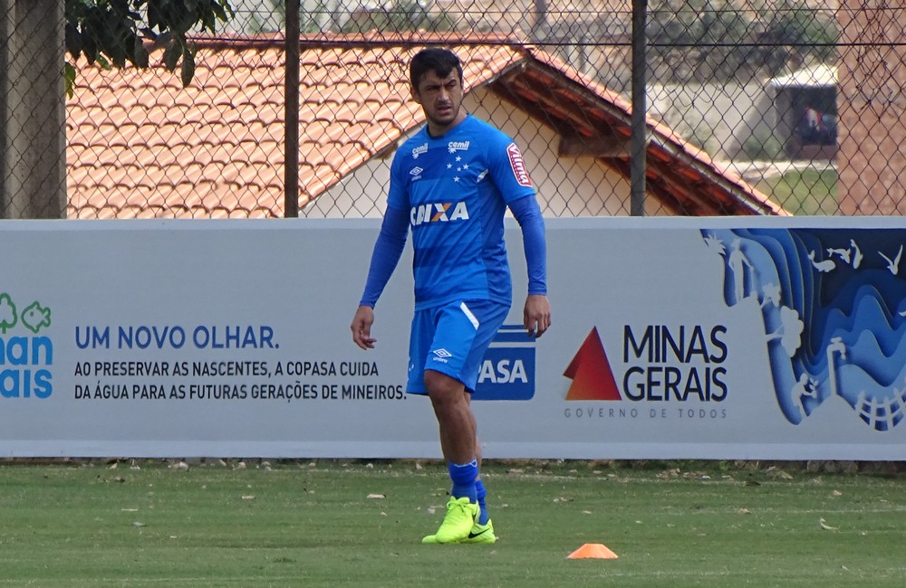 Cabral tem torção no tornozelo, e Robinho vira reforço no Cruzeiro para sequência