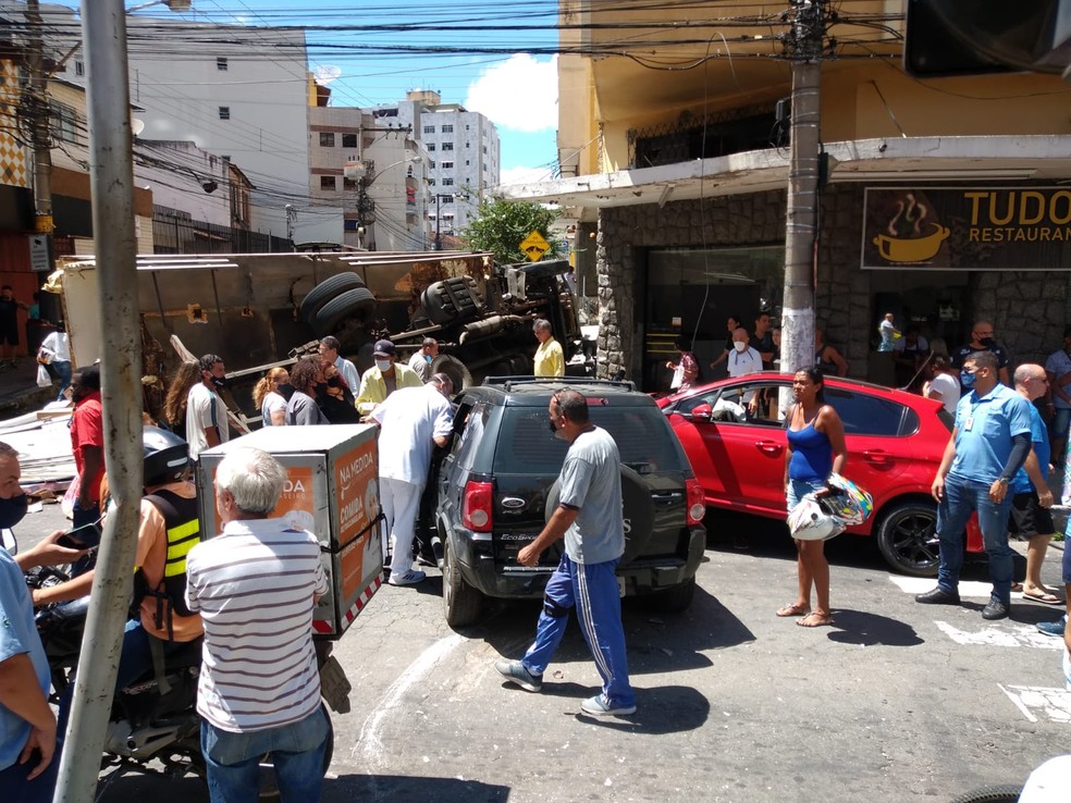 Acidente ocorreu na Avenida Presidente Itamar Franco em Juiz de Fora — Foto: Angélica Tristão/Arquivo pessoal