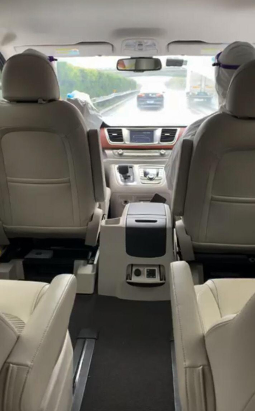 Carro em que Camila Martins foi transportada para a base do Governo, na China — Foto: Arquivo Pessoal