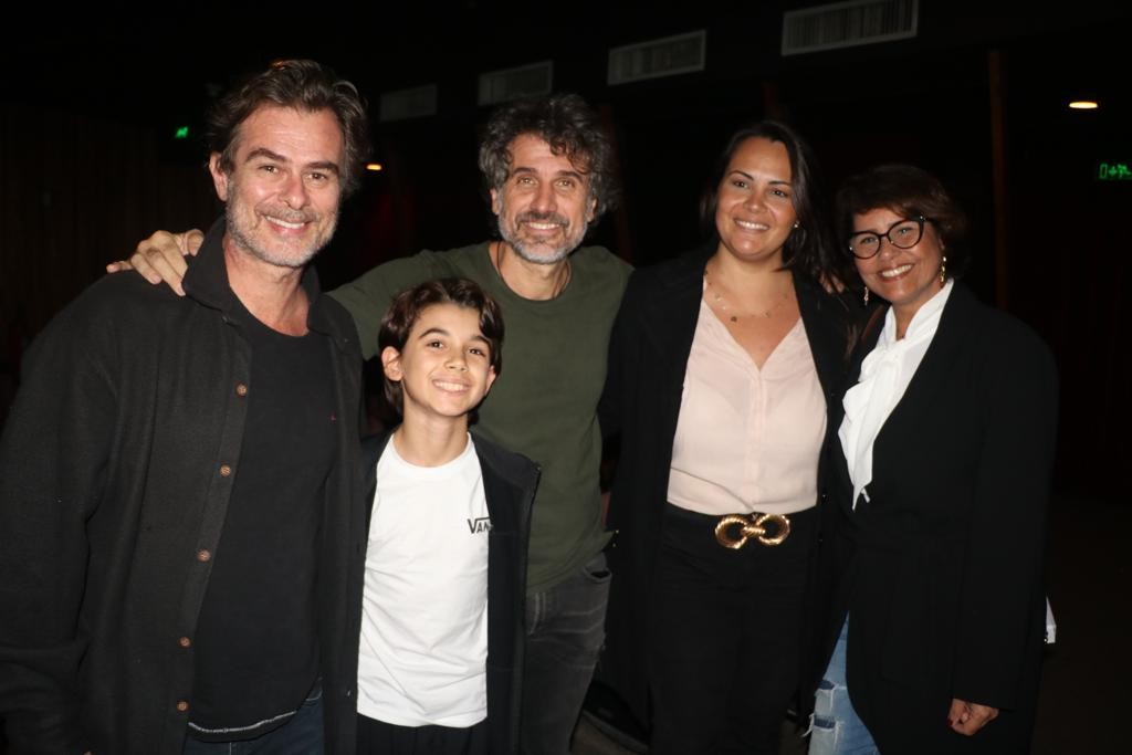 Eriberto Leão com Andréa Leal e o filho João, e João Vitti e Valéria Alencar (Foto: AgNews )
