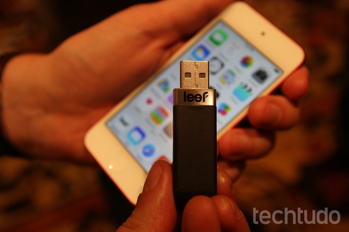 Dispositivo fica escondido atrás do iPhone (Foto: Fabrício Vitorino/TechTudo)