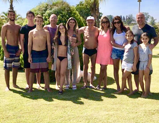 Carlos Alberto de Nóbrega com seus filhos e netos (Foto: Reprodução/Instagram)