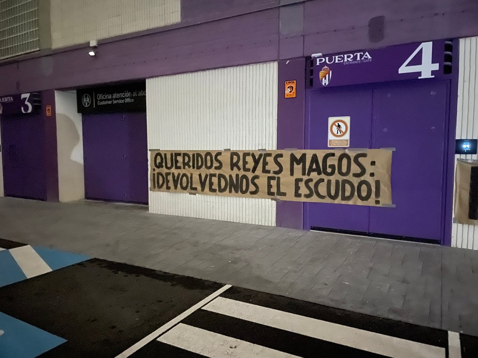 Ronaldo Fen&ocirc;meno &eacute; alvo de protestos por parte da torcida do Valladolid &mdash; Foto: Reprodu&ccedil;&atilde;o / Twitter