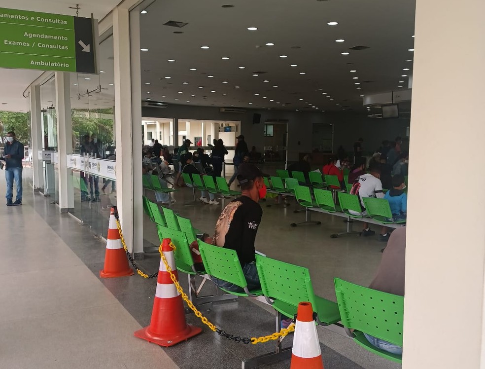 Direção informou que nenhum paciente foi ferido e que reparos começaram a ser feitos nesta quinta (15) — Foto: Ágatha Lima/Rede Amazônica