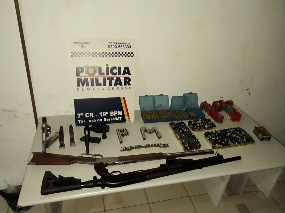 Na casa de Diogo, a polícia apreendeu quatro armas e munições — Foto: Polícia Militar/Divulgação