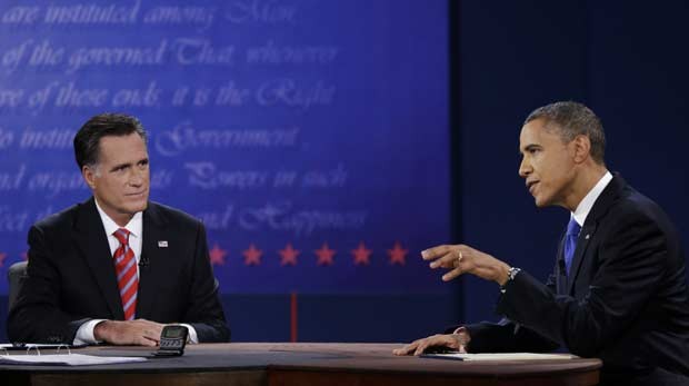 O republicano Mitt Romney e o democrata Barack Obama durante o debate desta segunda-feira (22) em Boca Raton, na Flórida (Foto: AP)