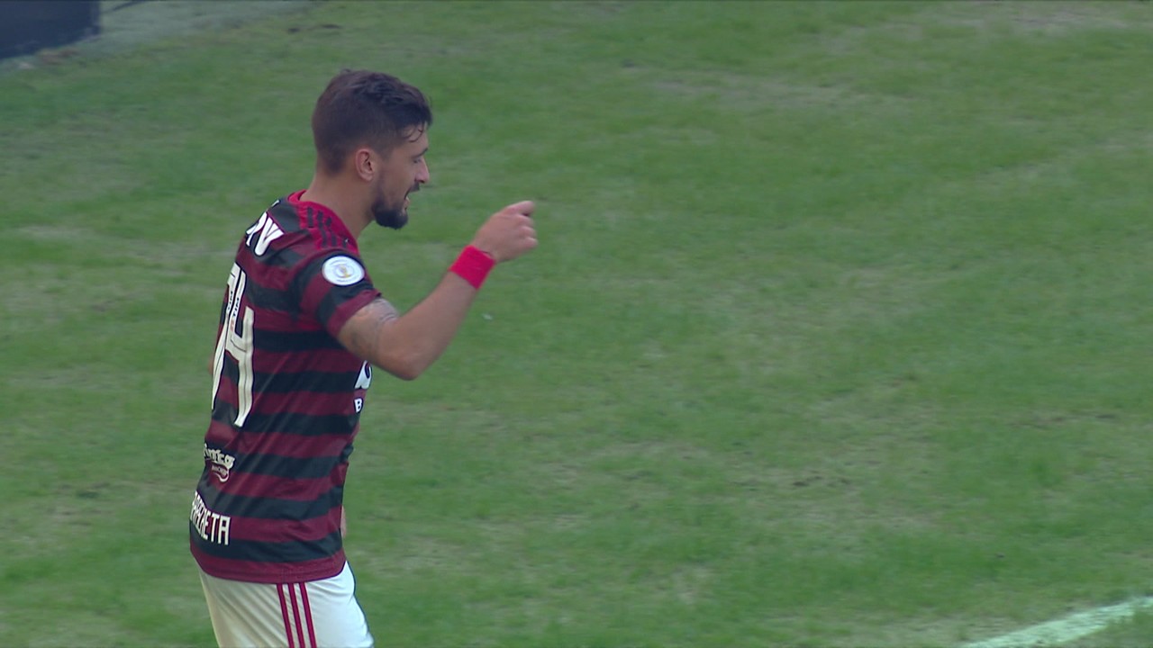 De perna esquerda, Arrascaeta encobre o goleiro e acerta o ângulo