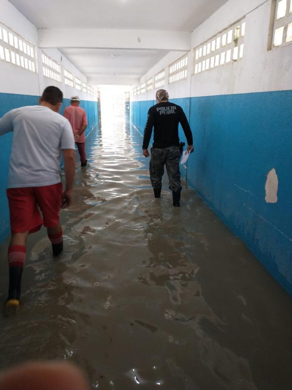 Chuva alaga presídio Baldomero Cavalcanti, em Maceió — Foto: Divulgação/Sinasppen Alagoas
