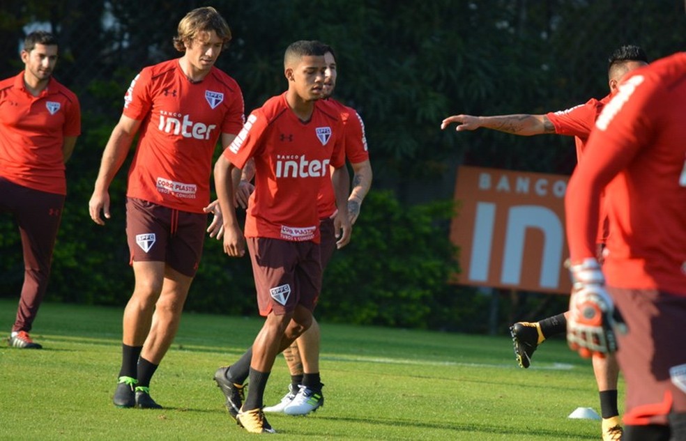 Brenner ao lado de Lugano durante treino dos profissionais do São Paulo (Foto: Érico Leonan / saopaulofc.net)