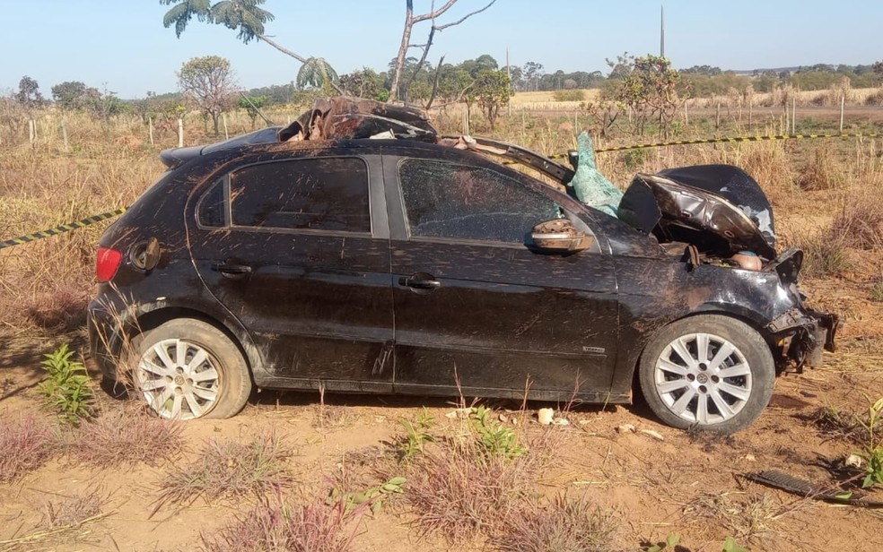 Acidente que matou jovem deixou carro destruído, em Nova Fátima — Foto: PRE/Divulgação