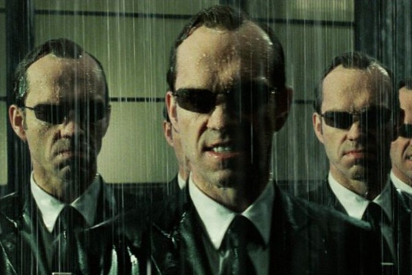 O ator Hugo Weaving em cena da franquia Matrix (Foto: Reprodução)