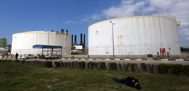 A úncia central elétrica da Cidade de Gaza, que fechou em março deste ano por falta de combustível vindo de Israel (Foto: Mohammed Abed/AFP)