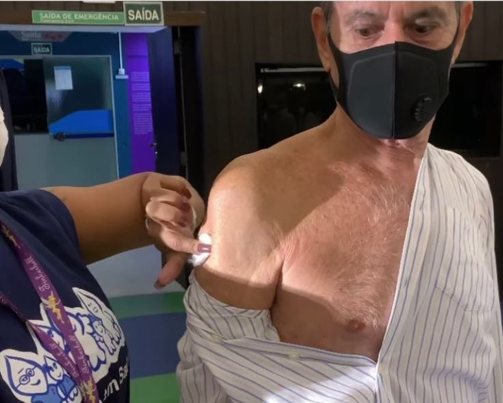Ney Matogrosso é vacinado — Foto: Reprodução