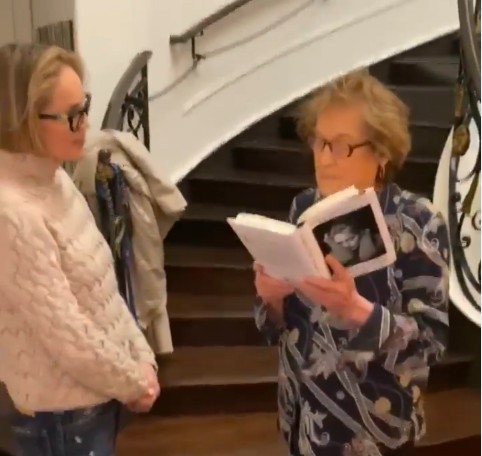 A atriz Sharon Stone dando uma cópia de sua autobiografia para a mãe (Foto: Instagram)