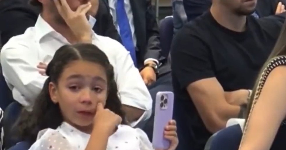 Filha de Casemiro chora durante a coletiva do pai no adeus ao Real Madrid — Foto: Reprodução