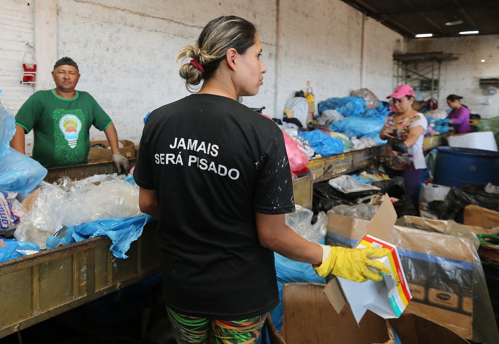 Catadora trabalha na separação do lixo (Foto: Giuliano Gomes/PR Press)