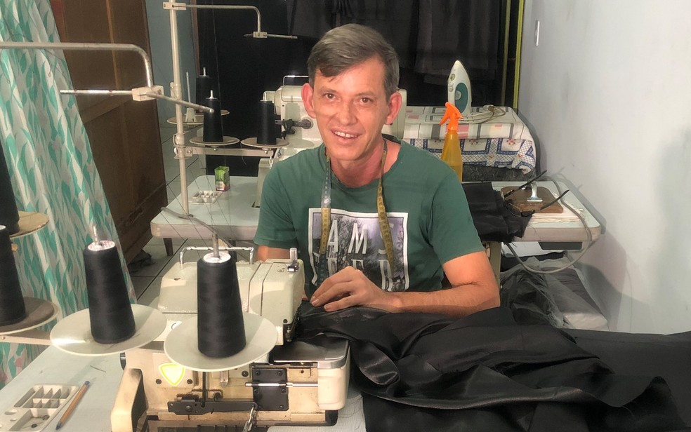 O alfaiate Adalto Domingues da Silva, 48 anos, que costurou novas túnicas para a Procissão do Fogaréu, na cidade de Goiás — Foto: Paula Resende/G1