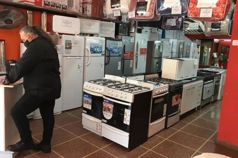 Loja de Daniel teve que parar de vender eletrodomésticos por falta de reposição, apesar de a demanda ainda estar alta (Foto: BBC News)