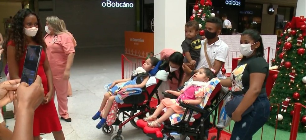 Crianças em tratamento que moram no Hospital Infantil conhecem Papai-Noel pela primeira vez no PI  — Foto: Reprodução