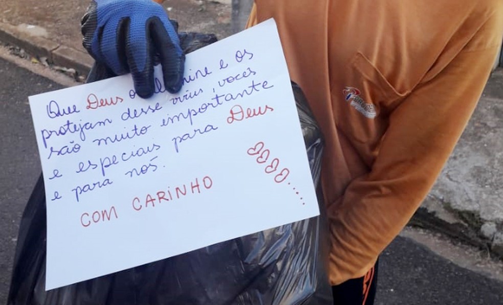 Coletores de lixo recebem mensagens de agradecimento dos moradores de Presidente Prudente — Foto: AI/Prudenco