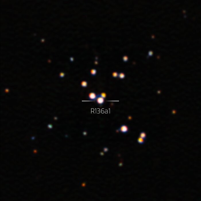Próxima ao centro da Nebulosa da Tarântula na Grande Nuvem de Magalhães está a maior estrela conhecida  (Foto: Reprodução/Observatório Internacional Gemini/NOIRLab/NSF/AURA)