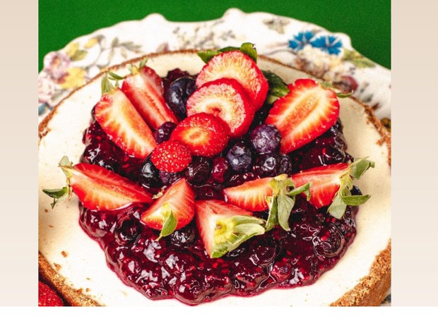 Receita de cheesecake vegana de limão siciliano com frutas vermelhas é prática de fazer (Foto: Camila Botelho / Instagram / Reprodução)