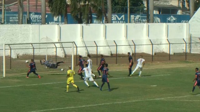 Tiago Silva acertou a trave do Azulão no primeiro tempo