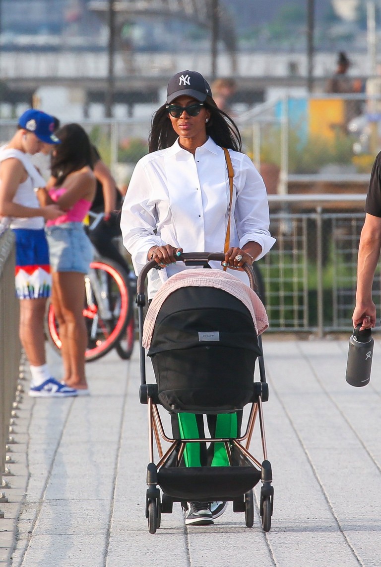 Naomi é clicada passeando com a filha pela primeira vez em NY (Foto: Reprodução/The Sun)
