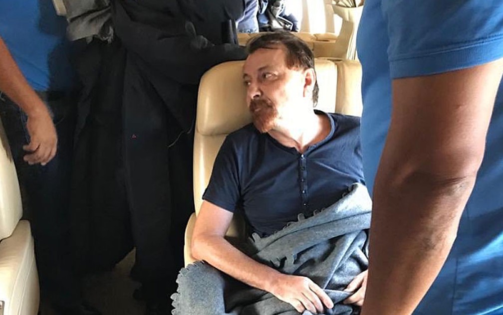 Foto divulgada por ministro mostra Battisti no avião — Foto: Reprodução/Twitter