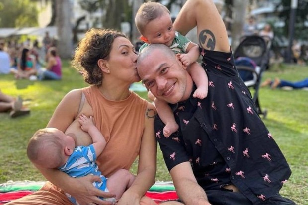 Fabiula Nascimento e Emilio Dantas com os filhos gêmeos, Roque e Raul (Foto: Instagram)