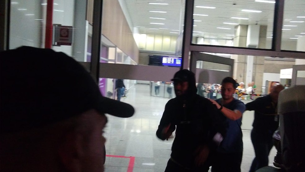 Gerson desembarcou no Gale&atilde;o &mdash; Foto: Bruno Murito