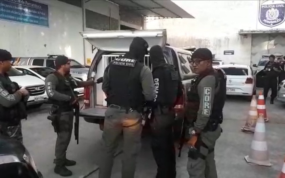 Materiais apreendidos e pessoas presas na Operação Master, desencadeada nesta quarta-feira (23), são encaminhados para o Depatri, no Recife — Foto: Reprodução/Polícia Civil