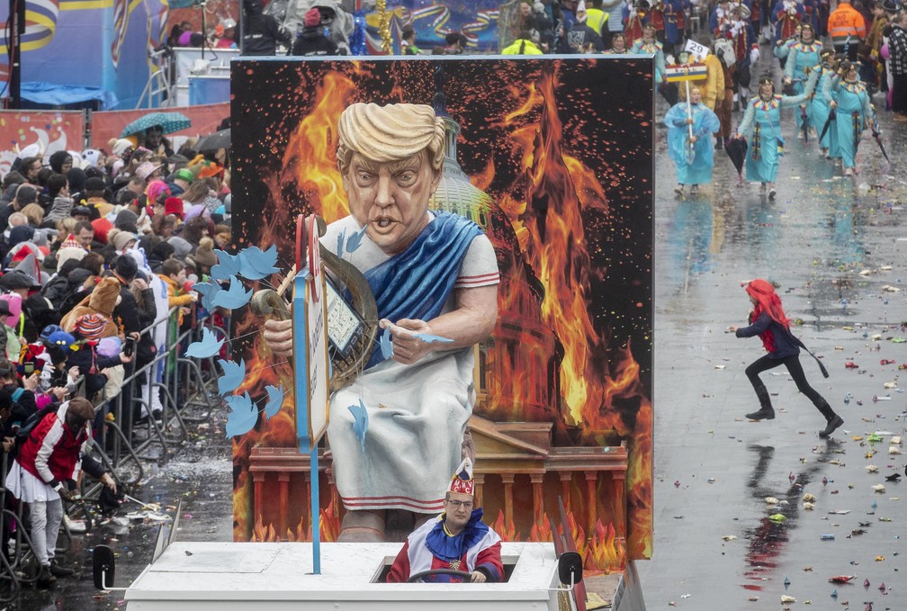 Carnaval em Mainz, na Alemanha, levou uma imagem do presidente dos EUA, Donald Trump, representado como como o imperador romano Nero. — Foto: Michael Probst/AP Photo