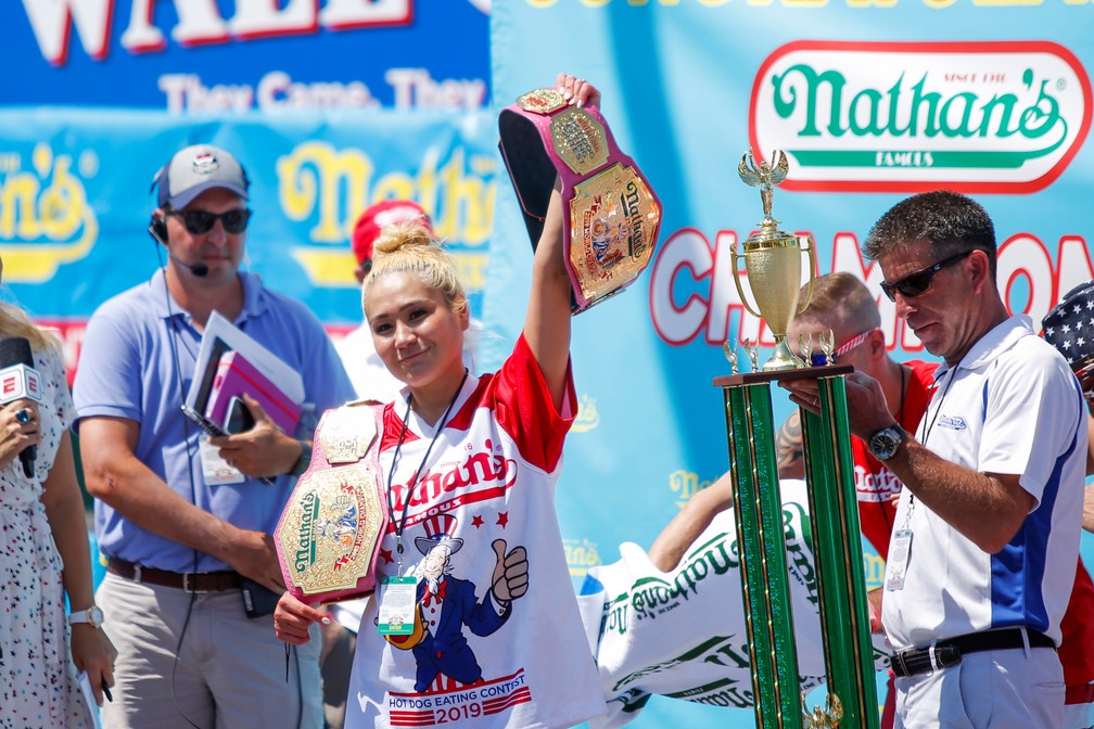 Miki Sudo recebe cinturão de campeã em concurso de quem come mais cachorros-quentes — Foto: Eduardo Munoz/Reuters