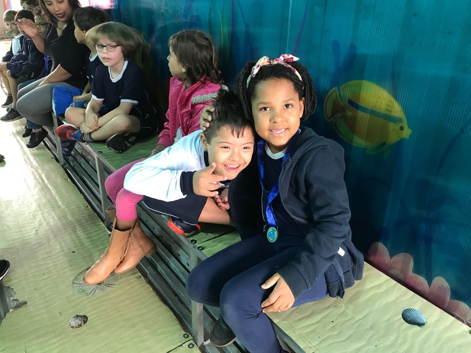 Alunos colam fitas no rosto para apoiar colega