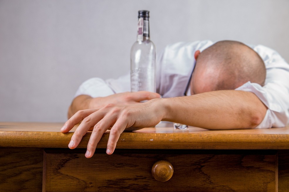 Atente quando o consumo de álcool prejudica sua vida pessoal e profissional e procure ajuda do seu médico — Foto: Pixabay