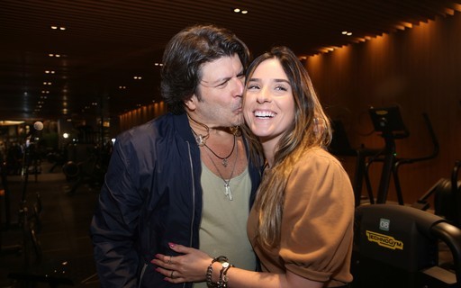 Paulo Ricardo troca chamego com a mulher depois de fazer show no Rio 