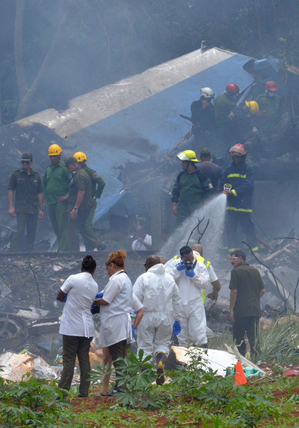 Equipes de resgate trabalham no local onde um avião com 113 pessoas a bordo caiu logo após decolagem em Havana, Cuba (Foto: Adalberto Roque/AFP)