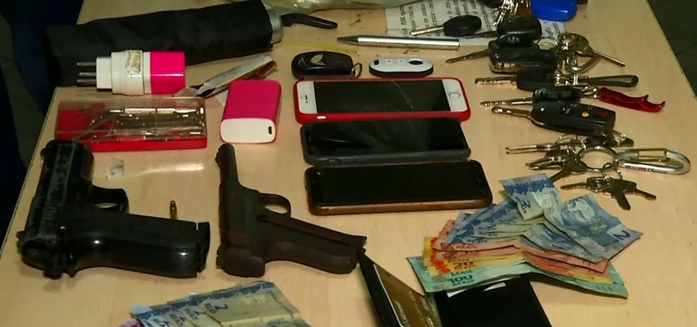 Armas e material roubado foram levados à delegacia, após apreensão de adolescentes em Natal — Foto: Inter TV Cabugi