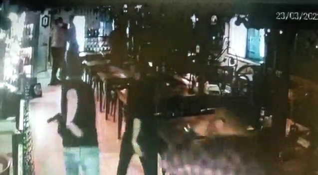 VÍDEO: câmeras registram briga com equipe de Maiara e Maraisa em Porto Alegre; homem disparou durante discussão