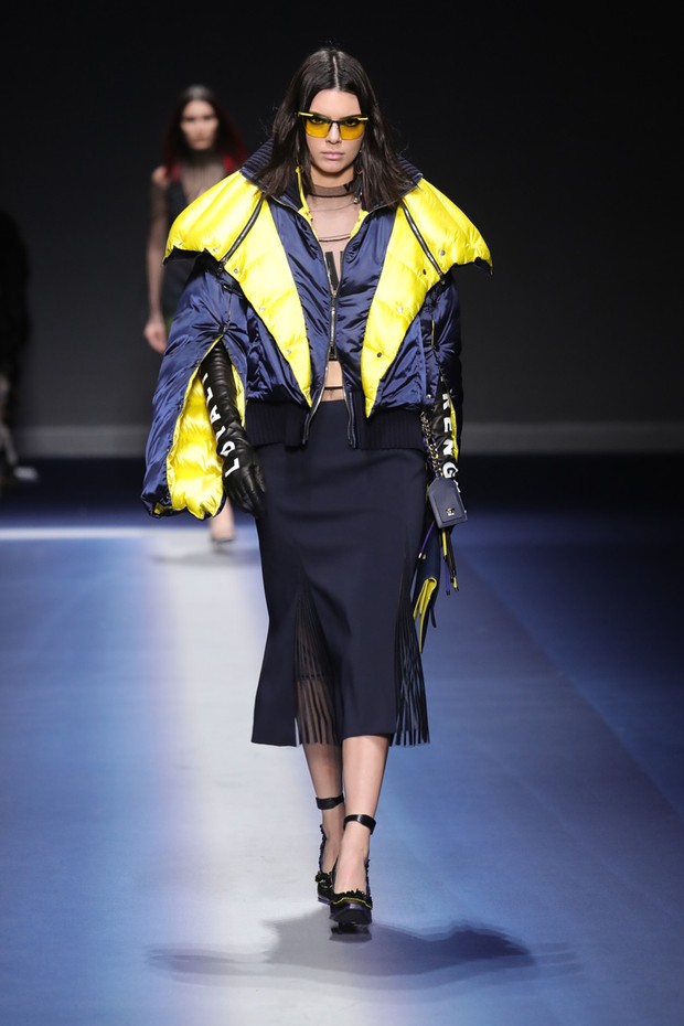 #SuzyMFW: Versace - Glamorous Power Dressing - Vogue | en