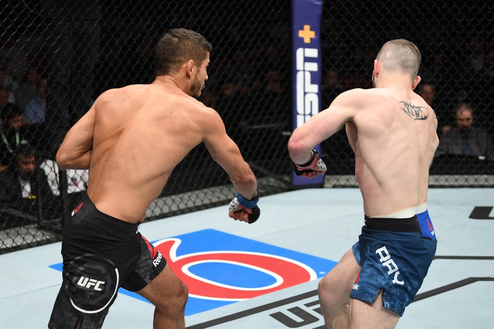 LÃ©o Santos acerta o golpe que nocauteou Stevie Ray no UFC Estocolmo â?? Foto: Getty Images