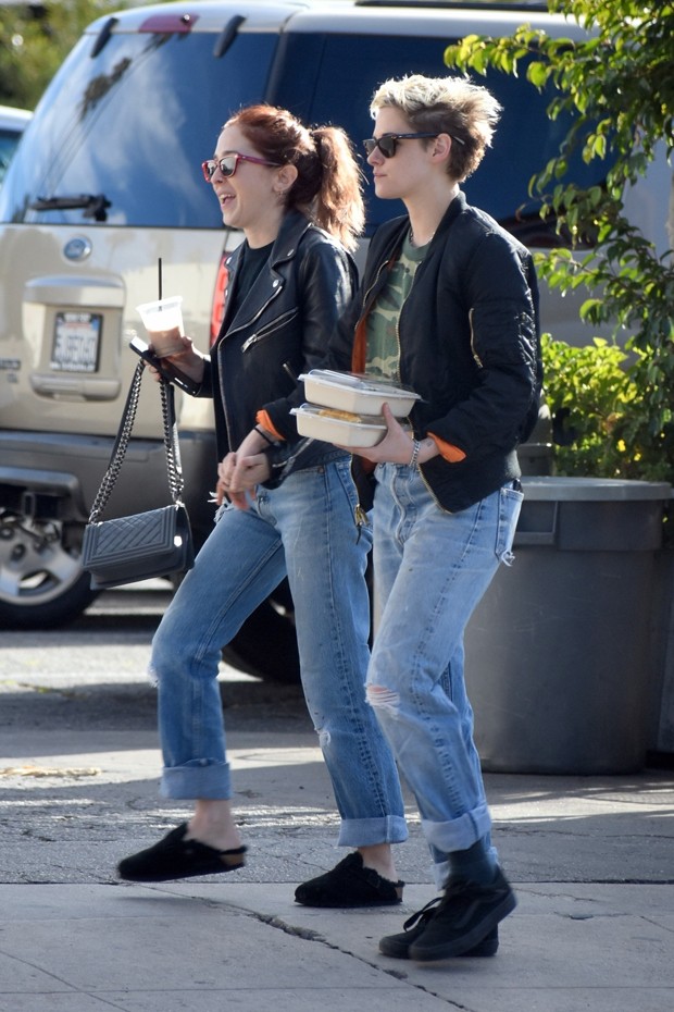 Kristen Stewart anda de mãos dadas com ruiva em Los Angeles (Foto: Backgrid)