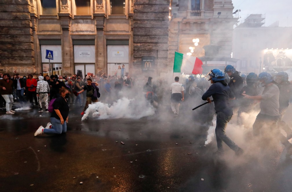 Manifestantes antivacina entraram em confronto com a polícia em Roma neste sábado (9) — Foto: REUTERS/Remo Casilli