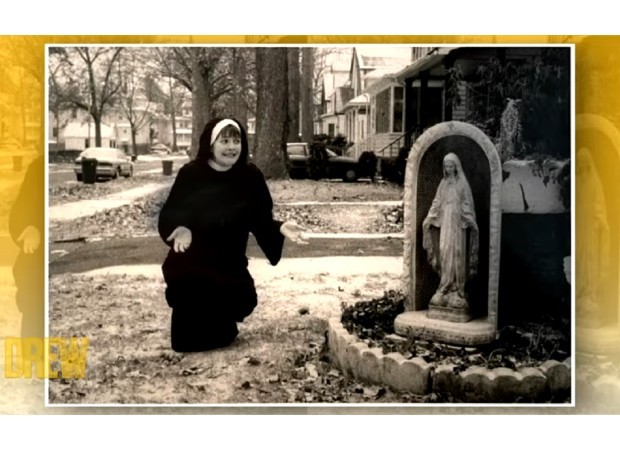 Drew Barrymore vestida como uma freira  (Foto: reprodução de internet )