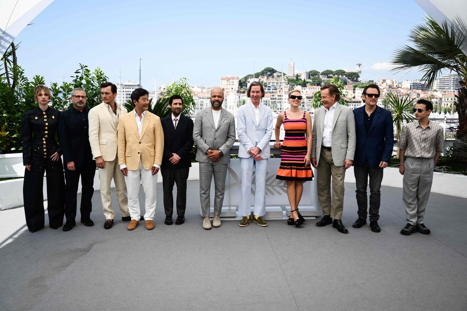 Wes Anderson (no meio, paletó cinza claro) e o elenco de 'Asteroid City', em Cannes