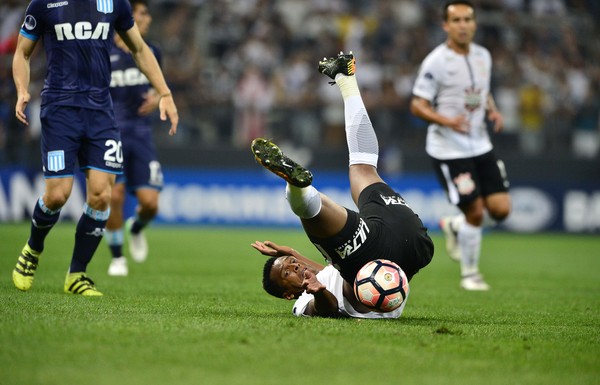 Questionado, Corinthians rende mais fora do que em casa no Brasileirão; veja dados