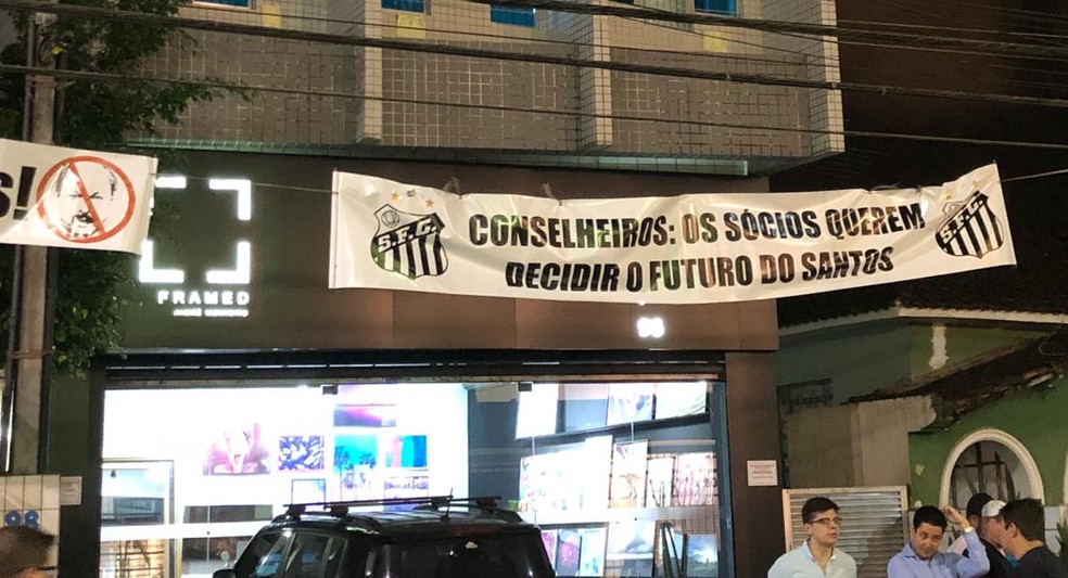 Faixas a favor do impeachment foram colocadas em frente Ã  Vila Belmiro (Foto: Gabriel dos Santos)