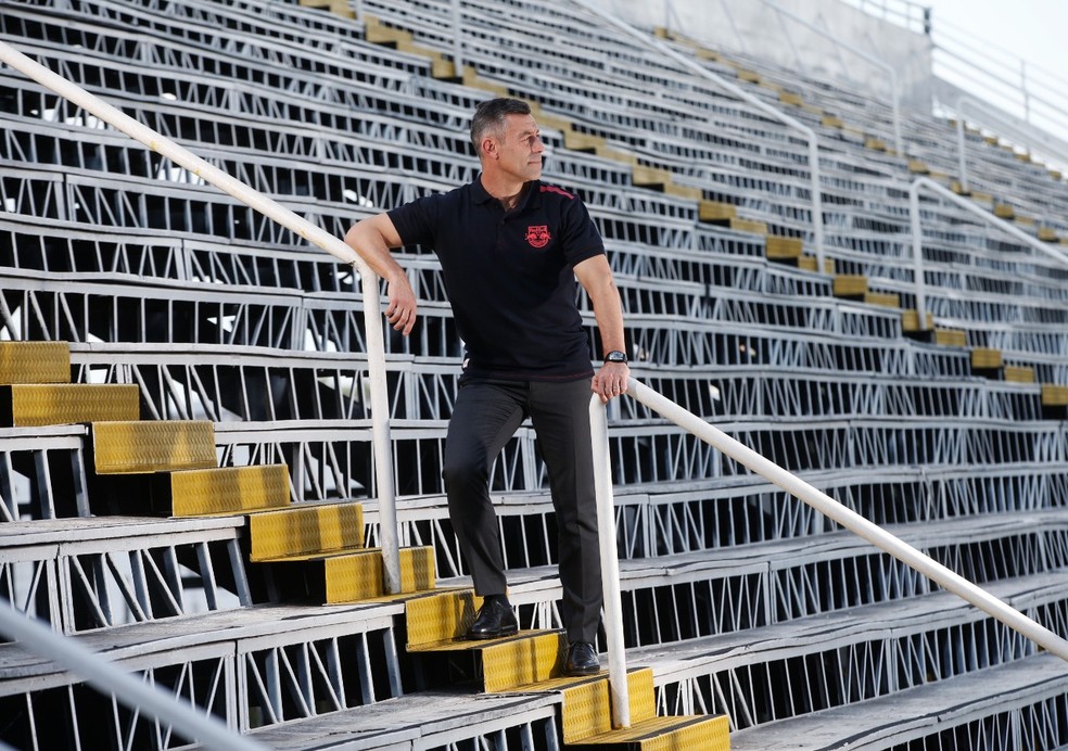 Pedro Caixinha nas arquibancadas do estádio Nabi Abi Chedid — Foto: Ari Ferreira/Red Bull Bragantino